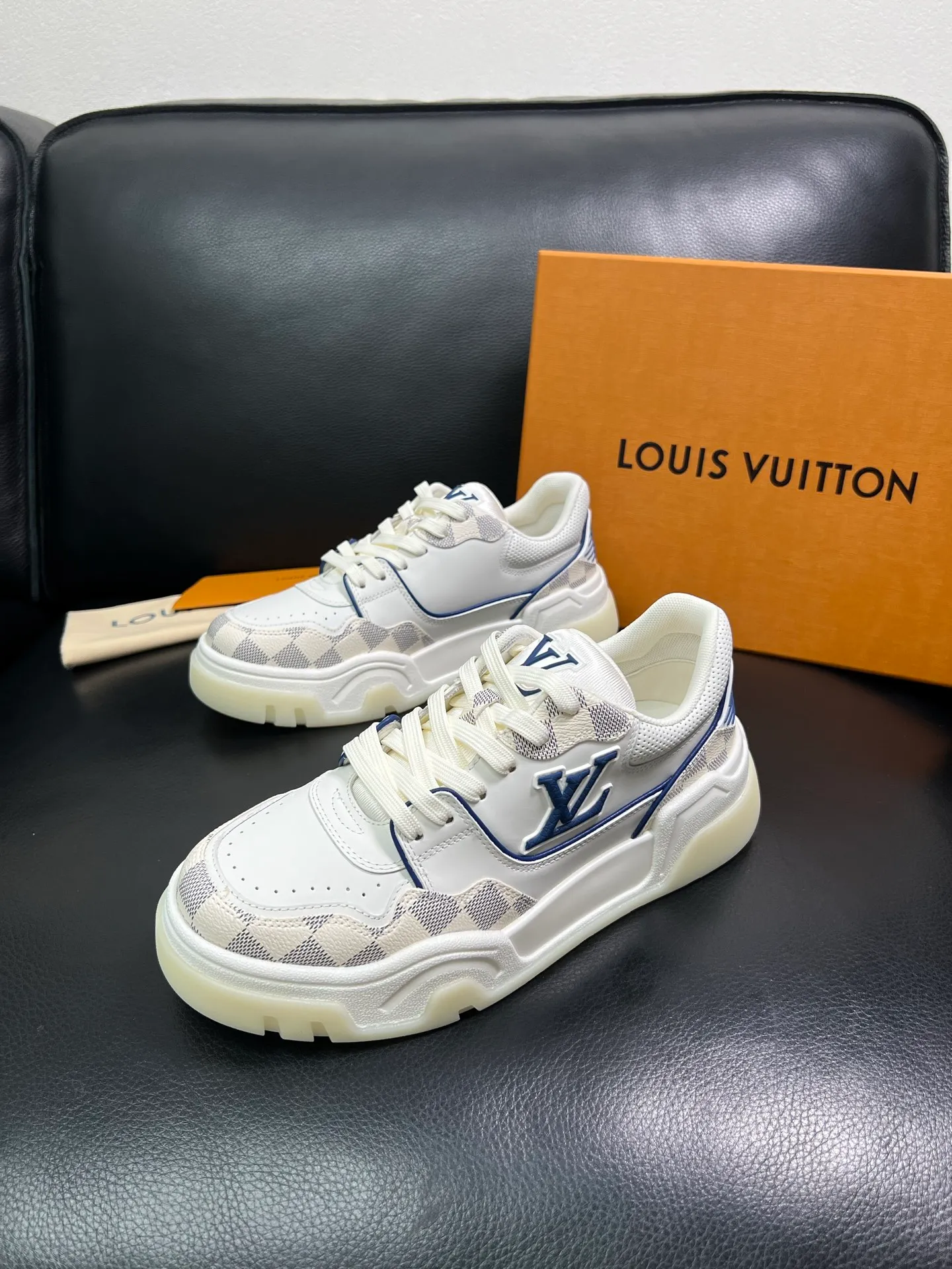 Men's shoes 💰900 Lv top purchase Louis Vuitton, counter synchronization, uppers imported from Italy cowhide, imported mesh padding soft and comfortable, soles: original soles specially provided by the original factory, T men's shoes 💰U exclusive movable molded soles super comfortable, original factory and single goods, high quality, welcome to compare, code number 38-44 (customized 45) 85883